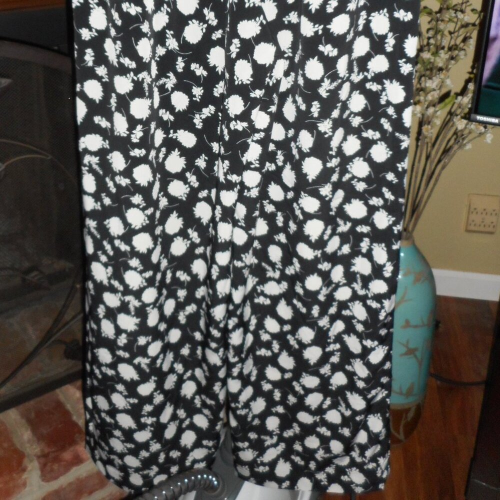 NWOT Vince Camuto black & white floral print flowy dress pants, size 6 - Picture 5 of 9